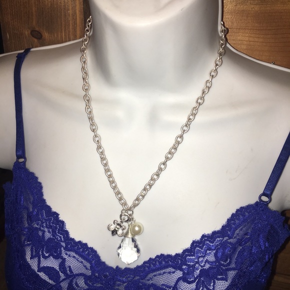 🆕Gorgeous crystal charm necklace NWT - Picture 2 of 6